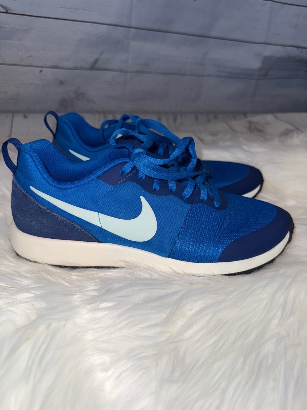 Nike Women's Blue and White Lightweight Sneakers Size 8